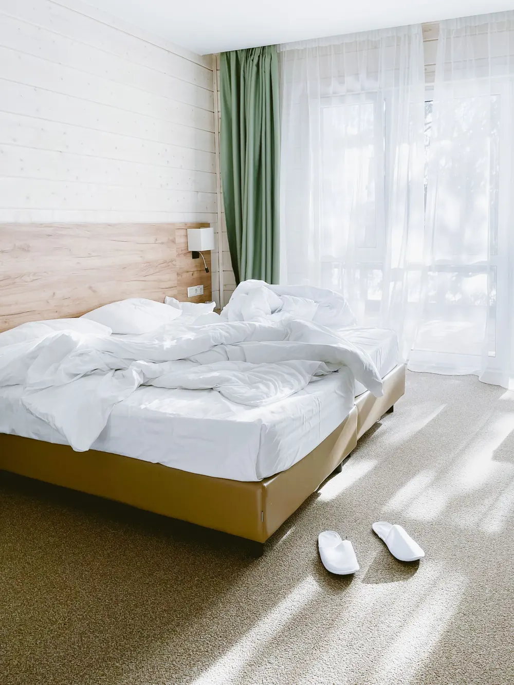 Une chambre claire, un lit défait au petit matin